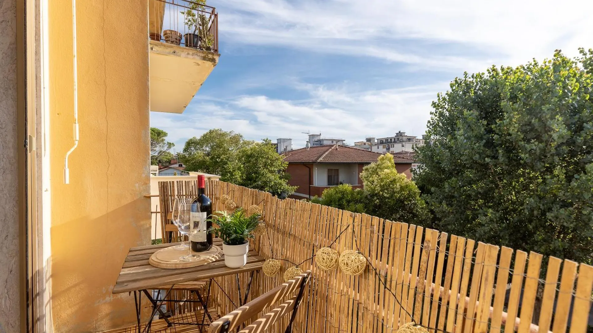 Porta A Lucca - Pisa Bright Apartment With Balcony